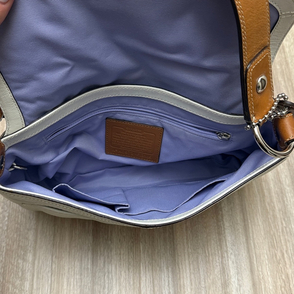 Vintage Coach Soho Flap Shoulder Bag in White / Tan Leather Is Authenticated - Picture 3 of 16